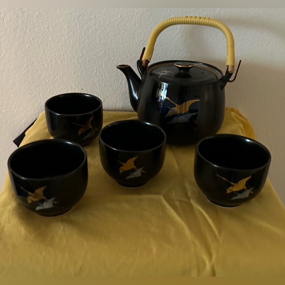 Vintage Imari Japanese hand painted tea pot and 4 cups. Post WWII circa 1950s